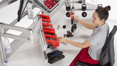 Asiento ergonómico en mesas de trabajo industriales